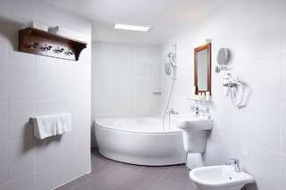 Отель Hotel Monastyrski Minsk City Centre Минск Люкс-3